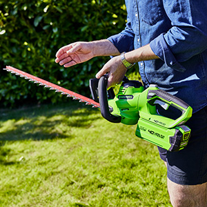 Greenworks G40HT61K2 Cordless Hedge Trimmer,61cm Dual Action Blades,Cuts up to 27mm Thick Branches and Stems,3000spm,40V 2Ah Battery & Charger,3 Year Guarantee